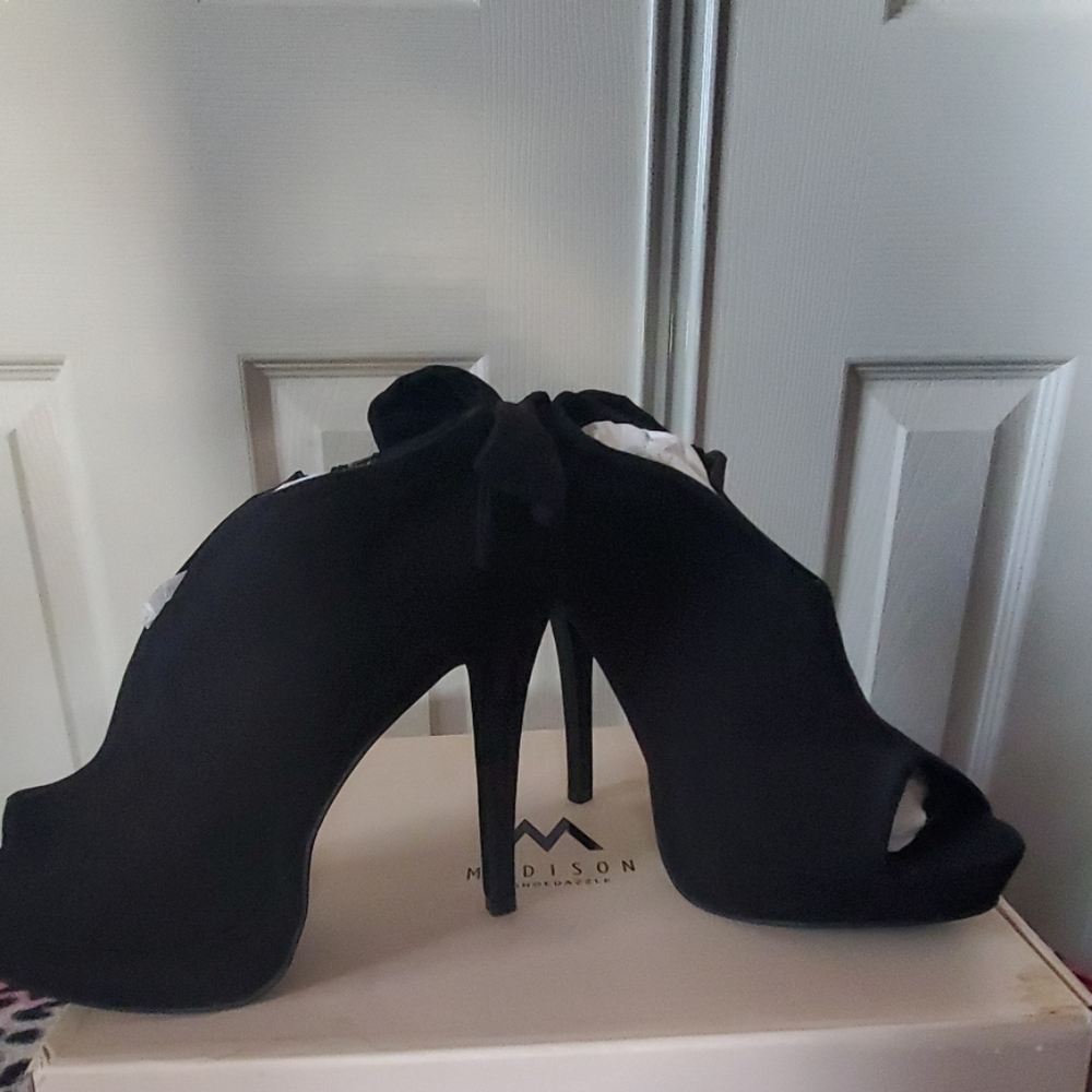Shoe - Picture 3 of 3